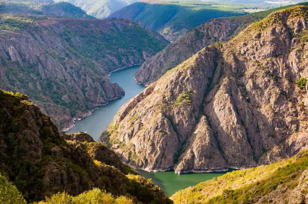 Descubre los Encantos Ocultos de España: Un Viaje a Través de sus Tesoros Naturales y Culturales