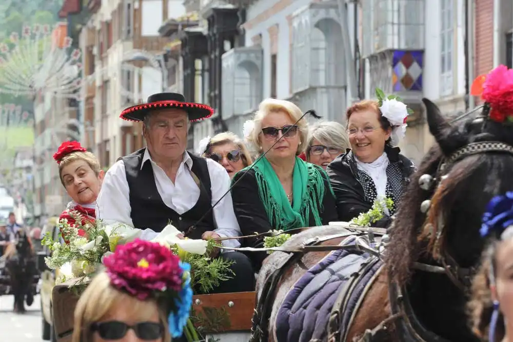 Feria de Abril en Asturias: Riosa e Infiesto celebran la fiesta andaluza con impacto turístico y cultural